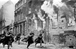 Soviet-soldiers-attack-down-a-Berlin-street.-Photograph-321-Russian-State-Archives.1